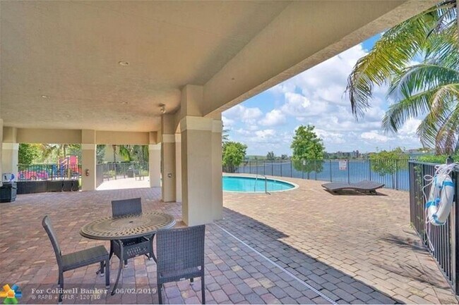 Building Photo - Beautiful Townhouse 3 -2.5 baths