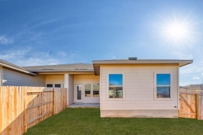 Building Photo - Luxury Duplex Near Randolph and Ft. Sam