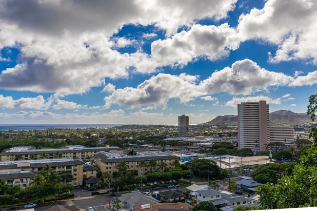 Building Photo - 3 Bedroom/1.5 Bath Home in Kahala w beauti...