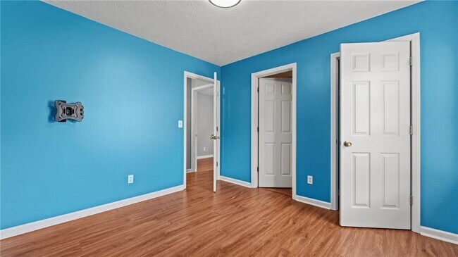 Building Photo - 450 Manor Glen Dr