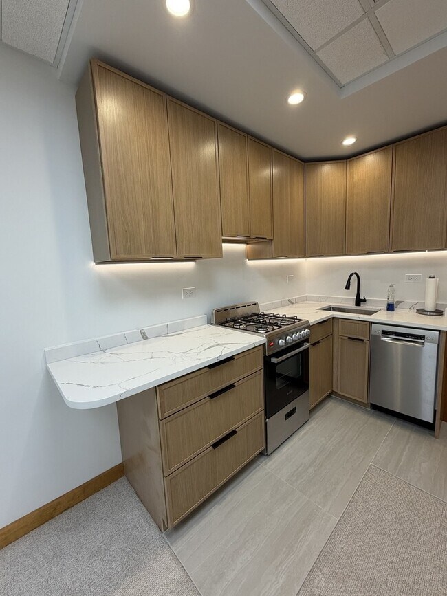 Building Photo - 4155 W Addison St