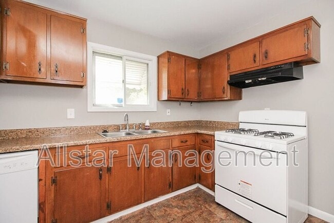 Building Photo - 404 E 215th St