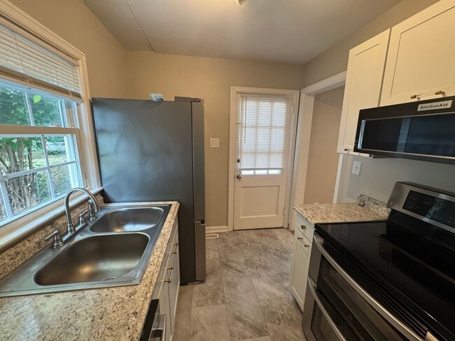 Building Photo - Newly updated 3 bedroom 1 bath with hardwo...