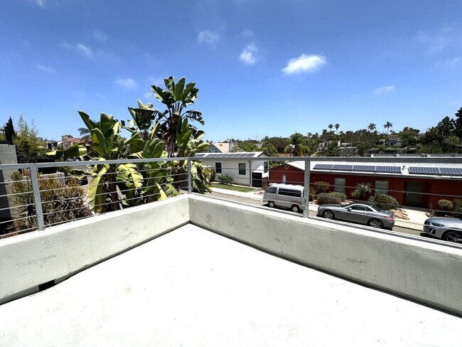 Building Photo - North Park/Hillcrest- Modern and Spacious 2 Bedroom with 2 Car Garage, Washer/Dryer and AC.