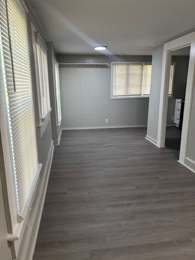 Building Photo - Newly Renovated 1 Bedroom / 1 Bath Apartment