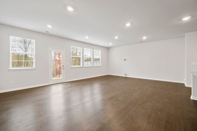 Building Photo - Like Brand New Luxury Townhome in Matthews!