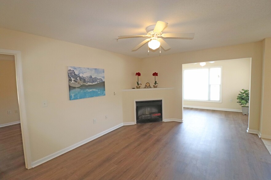 Corner fireplace - 2500 Friedland Pl