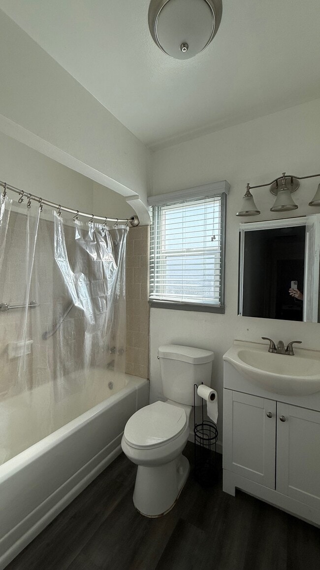 Building Photo - 605 E Tulare Ave