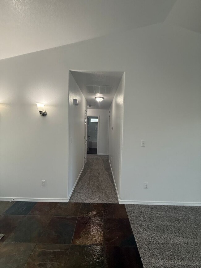 Building Photo - 3 bed, 2 bath- Kennewick Location!