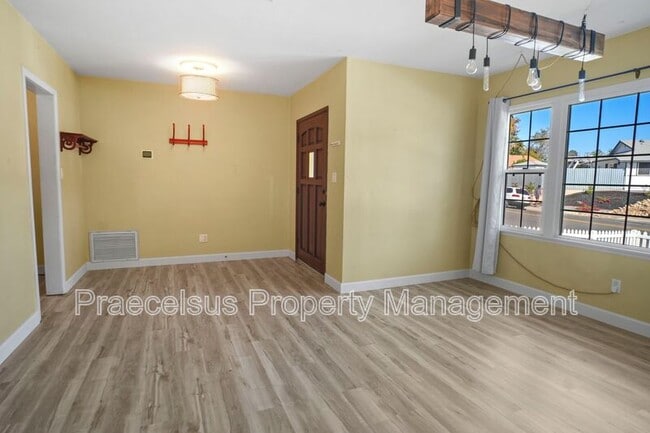 Building Photo - 5960 Nagel St