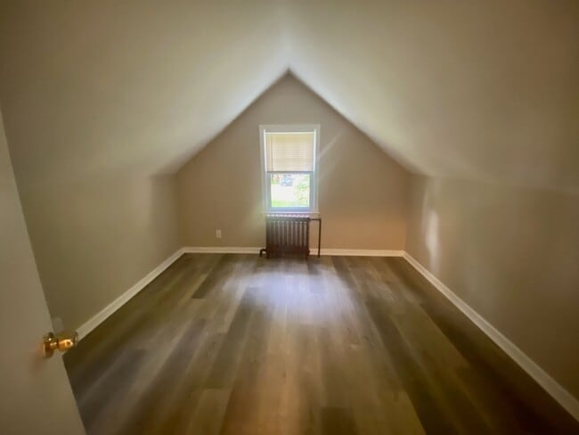 Building Photo - SPACIOUS 4 BED/2 BATH HOUSE-Luxury Vinyl F...