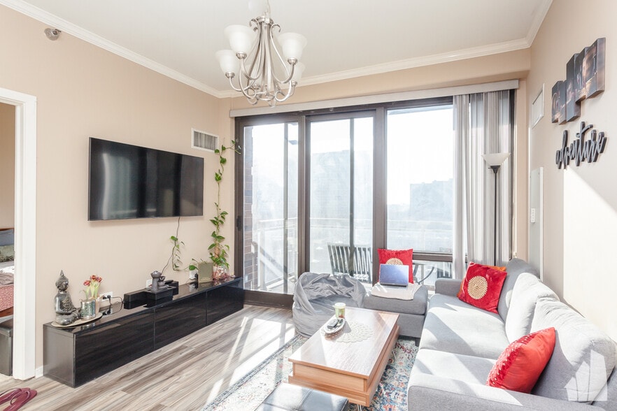 Building Photo - 1 E 8th St