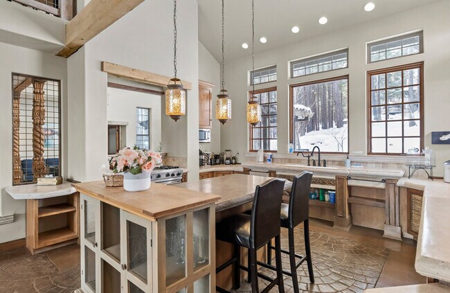 Building Photo - 4955 Hidden Hollow Rd