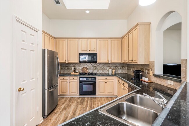 Building Photo - 9211 Memorial Hills Dr