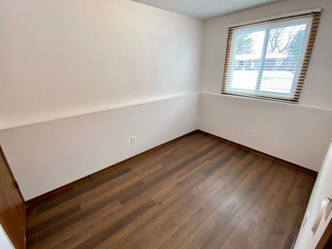Building Photo - Aplin Duplex (4025/4027)