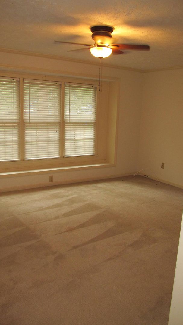 Building Photo - For Rent - Quiet neighborhood but close to everything!!