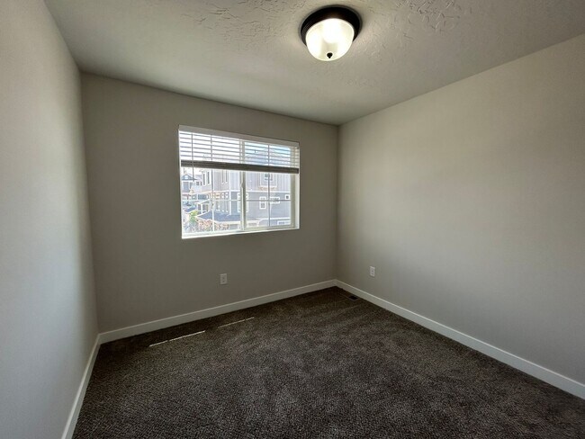 Building Photo - 4 Bedroom 3 Bathroom Townhome in Lehi!