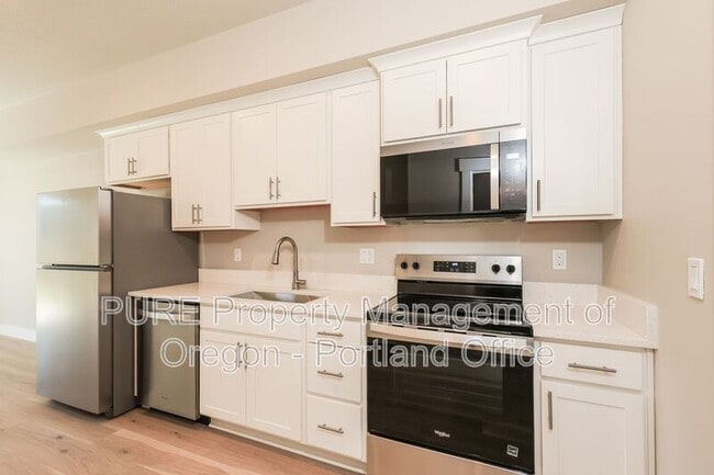 Building Photo - 512 NE Trillium Dr