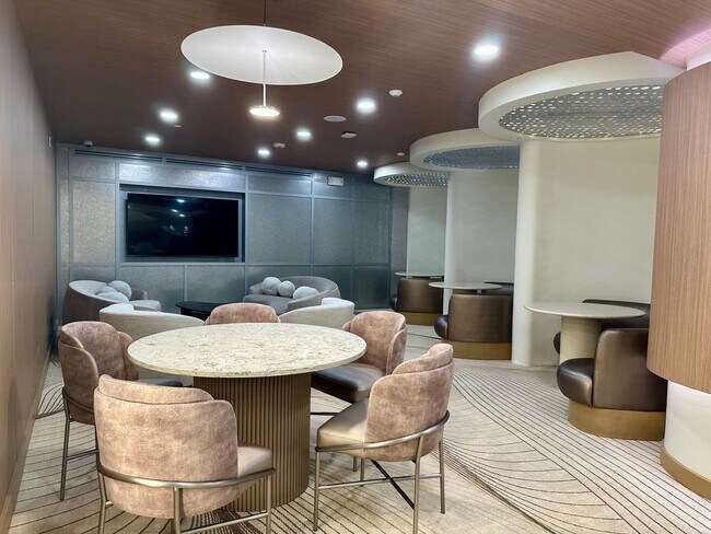 Building Photo - One Bedroom Rear Facing w Patio (1st Floor), Balcony 2 & 3