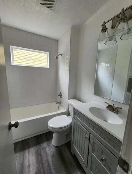 Building Photo - 2301 Cochran St