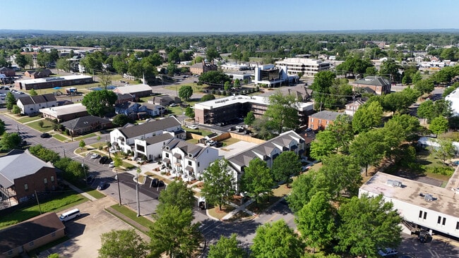 Building Photo - 2211 Paul W Bryant Dr