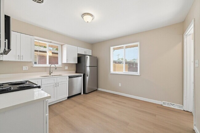 Building Photo - $2,240.95 with $300 Off the First Month's Rent, 5 Beds - 2 Bath, Triplex in Littleton with Shared...