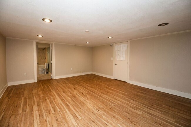 Building Photo - 2 Bedroom + Office, 3 Bath in Old Town Fort Collins