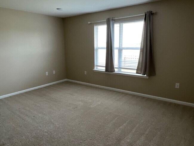 Building Photo - Spacious Modern Home in a Quiet Community!