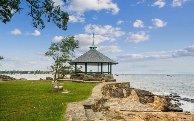 Building Photo - 10 Byron Pl