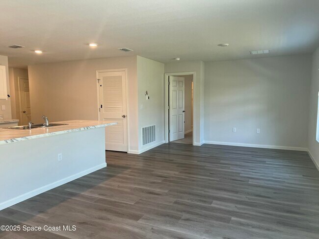 Building Photo - 881 Hollahan Rd SE