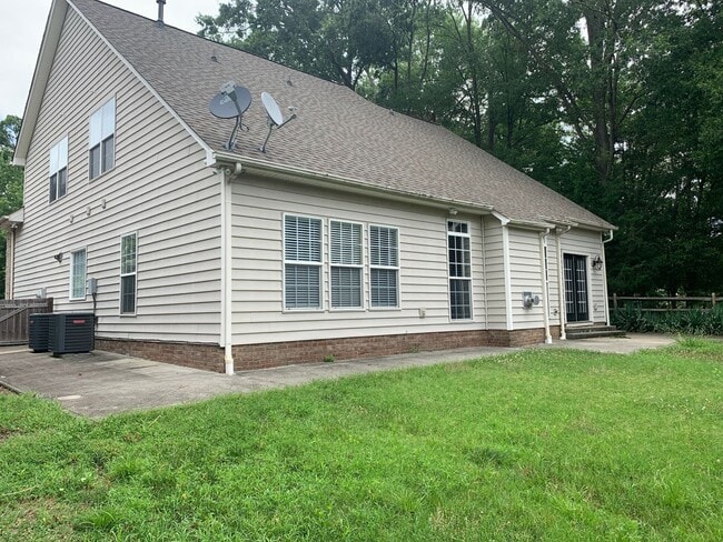 Building Photo - Move-in Ready 5 bedroom, 3.5 bath house lo...