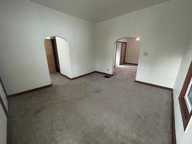 Building Photo - Charming One-Bedroom Home with Den and Cov...