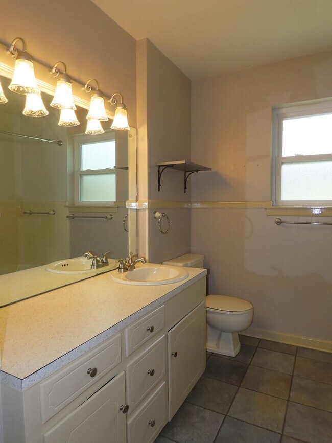 Building Photo - Cozy 3 Bedroom 2 Bathroom In Tyler!!