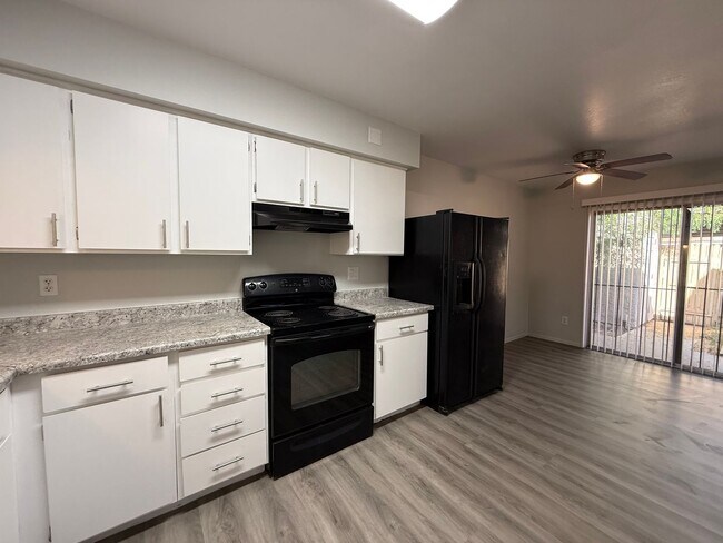 Building Photo - Renovated Glendale 3 Bedroom Condo with New Flooring