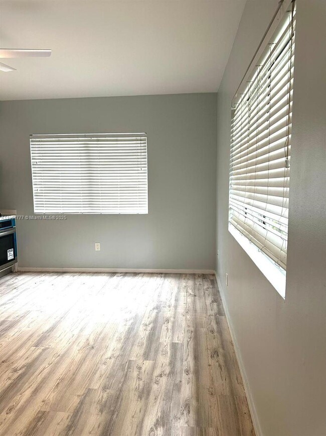 Building Photo - 820 15th St