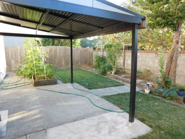 Building Photo - 3Bd/2.5Ba Two-story house- Available to View!