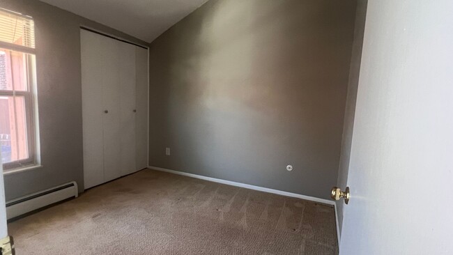 Building Photo - 3 Bed 1.5 Bath Townhome off Carefree and A...