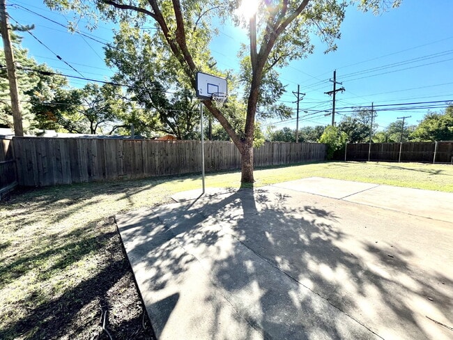 Building Photo - Spacious 4-Bedroom Home with Backyard Basketball Court Available for Summer 2026 Pre-Lease