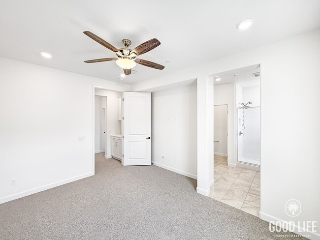Building Photo - Stunning 3B/3BA Townhome in Oceanside!