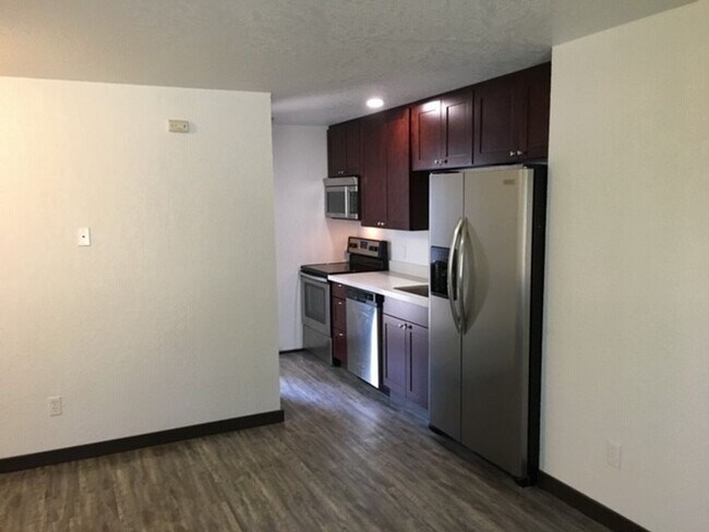 Building Photo - Larry Duplex