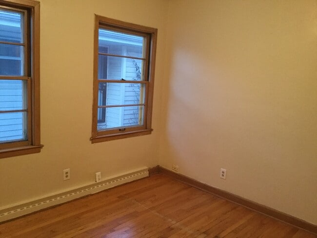 Building Photo - 2 Bedroom single family home W/ detached garage
