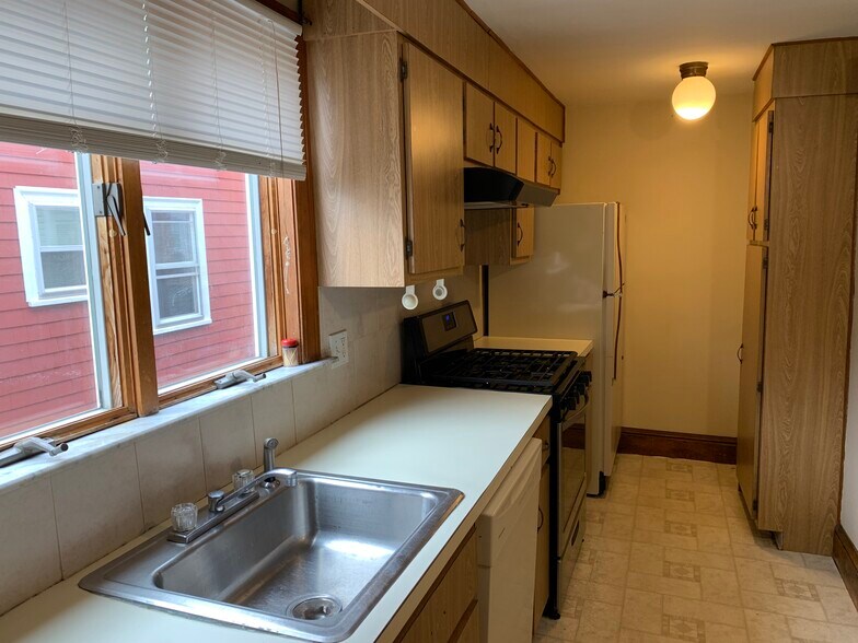 Building Photo - 33 Estey St