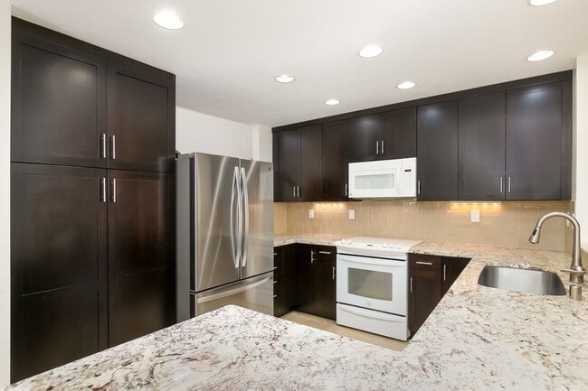 Building Photo - 3 Bedroom, 2.5 Bathroom Home with Photovol...