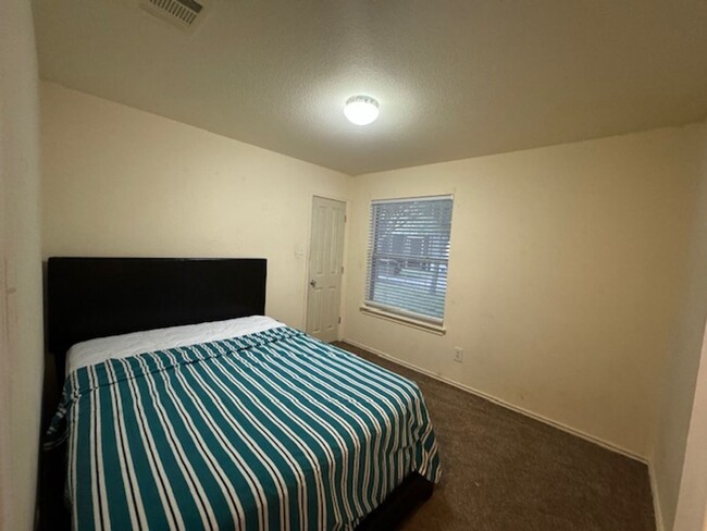 Building Photo - Nice 3 bedroom 2 Bath One Story Home