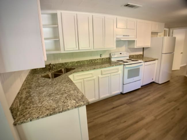 Building Photo - 353 Camelot Dr
