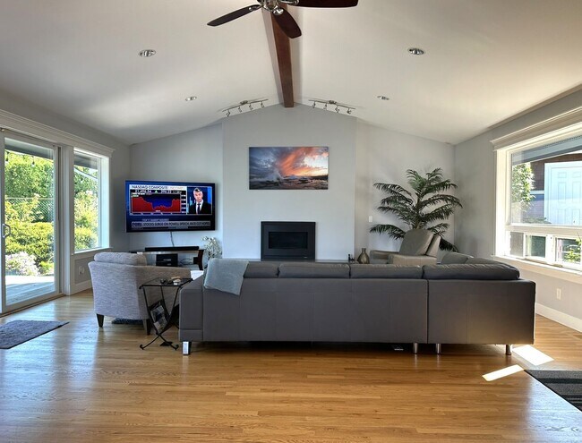 Building Photo - Lakefront Living at Its Best!