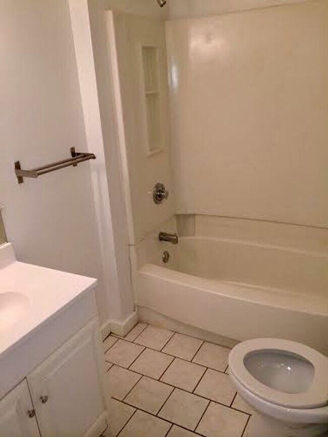 Building Photo - *** Amazing Shadyside Apartment * Walk to everything * Pet Friendly * Duplex Style Apartment * Lu...