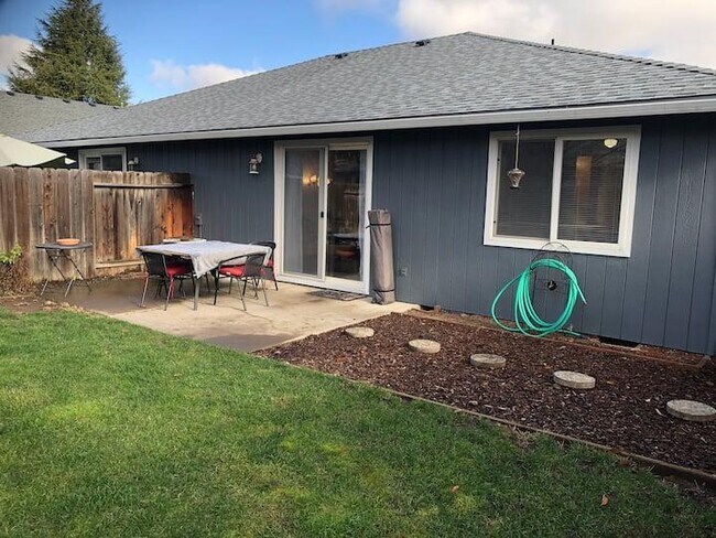 Building Photo - 525 Primrose Dr