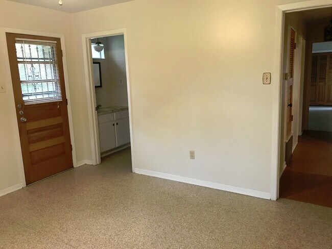 Building Photo - 13001 Woodway Dr