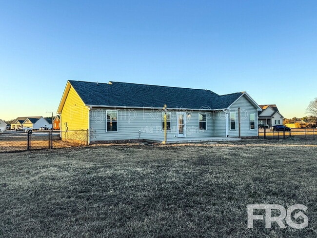 Building Photo - 200 Willow Pond Dr